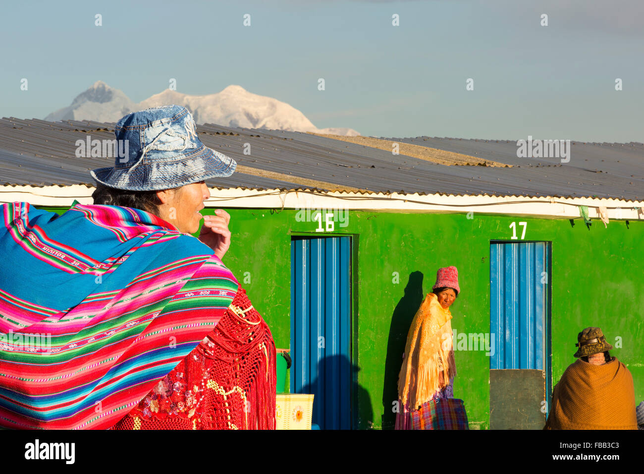 Il picco di Illimani da El Alto sopra, La Paz, Bolivia. La Paz e El Alto sono criticamente a corto di acqua e sarà probabilmente Foto Stock