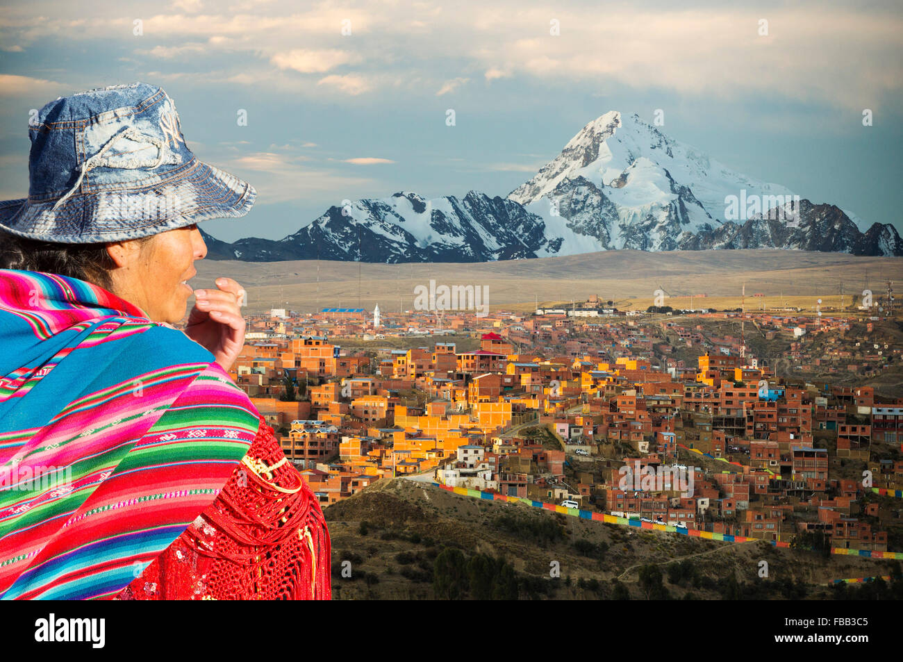 Il picco di Huayna Potosi da El Alto sopra, La Paz, Bolivia. La Paz e El Alto sono criticamente a corto di acqua e probabl Foto Stock