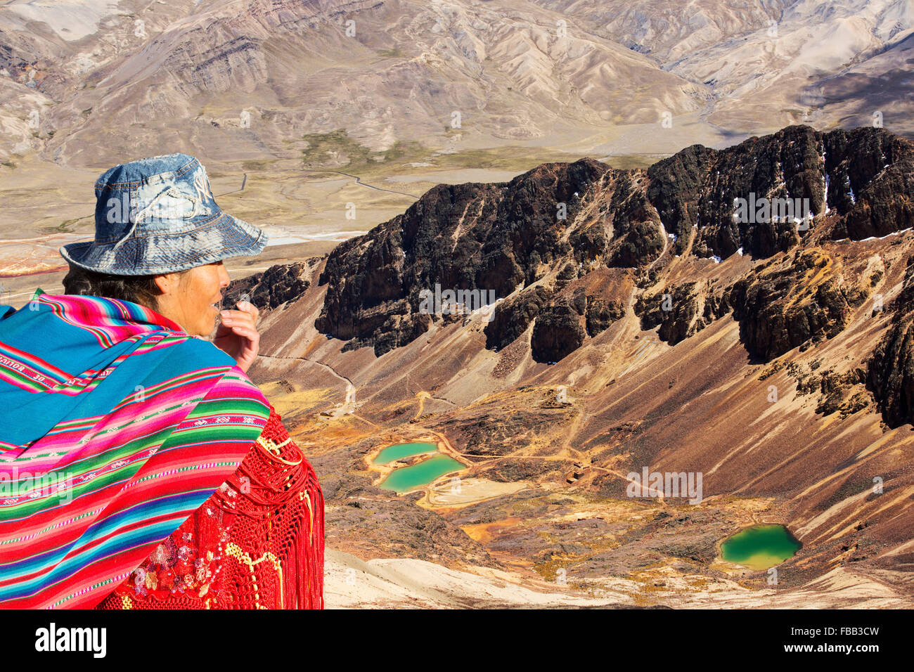 Laghi colorati al di sotto del picco di Chacaltaya stazione sulle Ande boliviane. Foto Stock