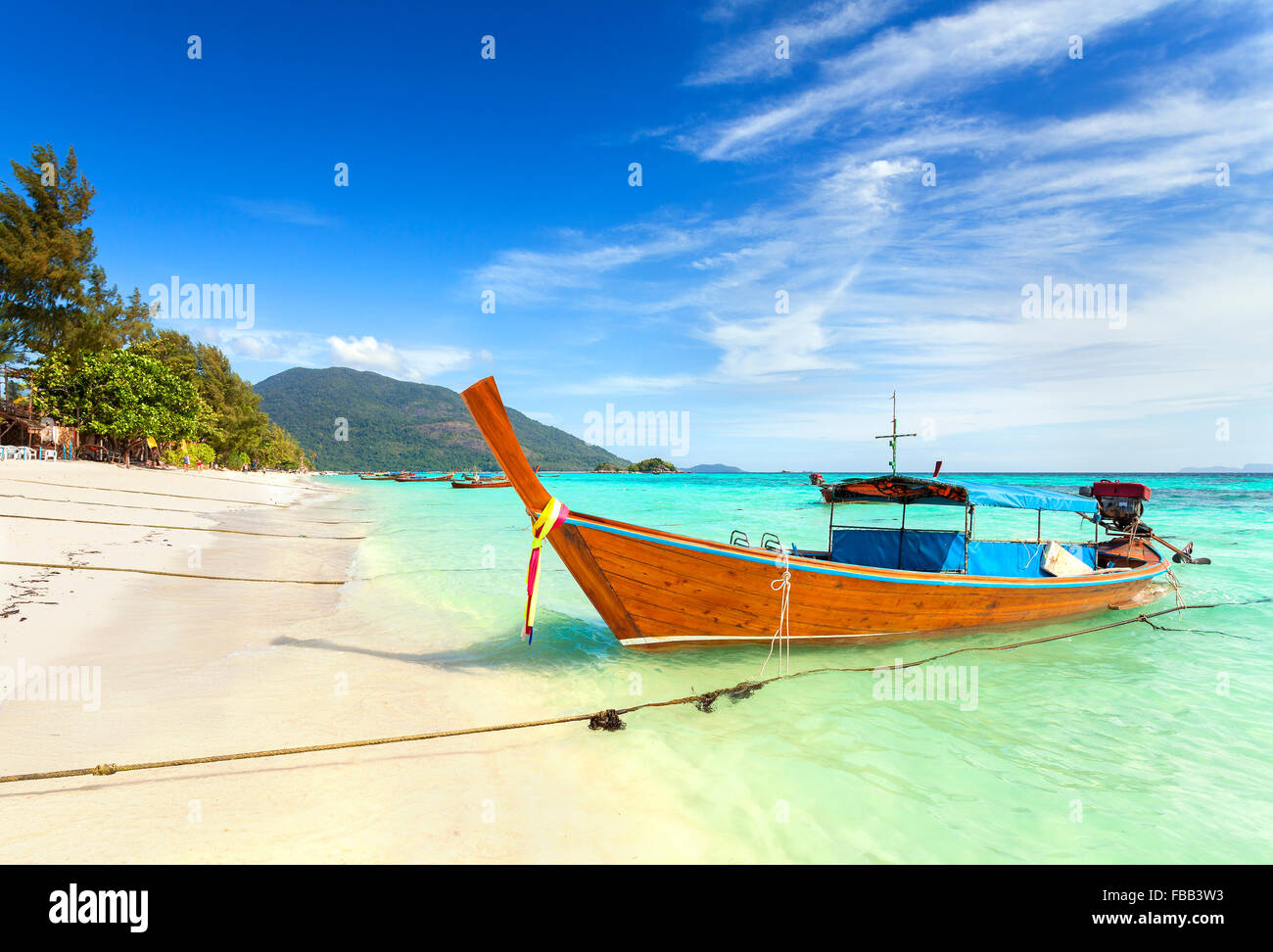 Barca dalla coda lunga su una bellissima spiaggia, Thailandia. Foto Stock
