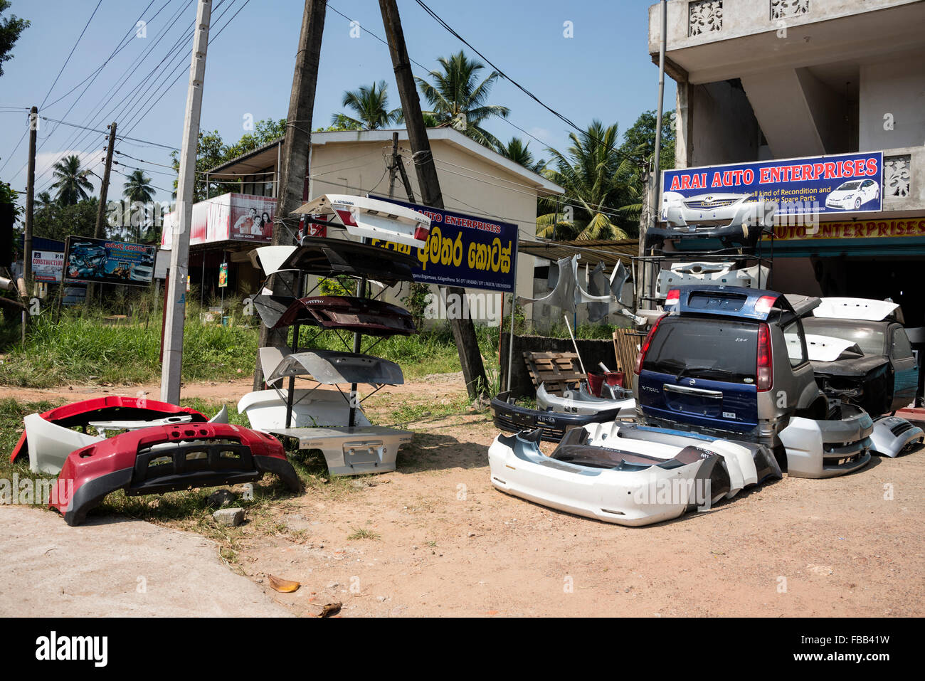 Un piccolo numero di auto di seconda mano negozi parti sull'autostrada A1 (Colombo-Kandy) Autostrada in Sri Lanka. Foto Stock