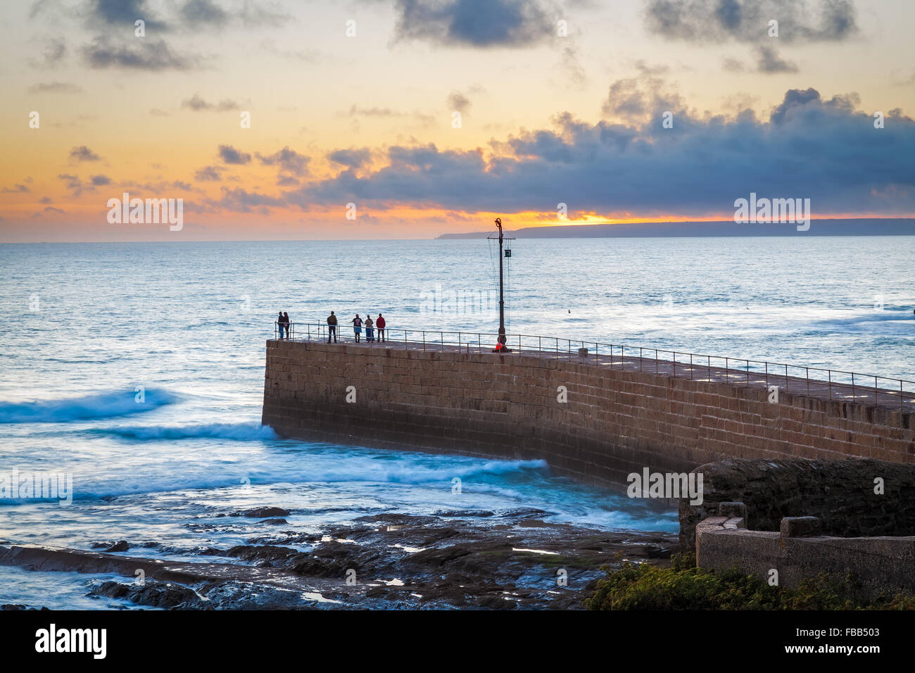 Il tramonto che si affaccia sul molo Porthleven Cornwall Inghilterra UK Europa Foto Stock