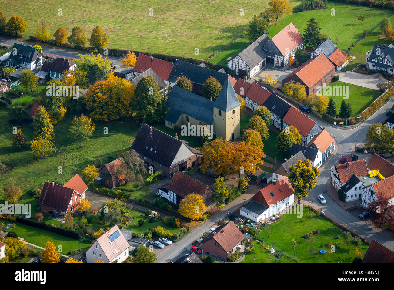 Vista aerea, oro villaggio, a struttura mista in legno e muratura Village, villaggio chiesa nel centro del villaggio, grazioso villaggio, Bönen, la zona della Ruhr, Foto Stock