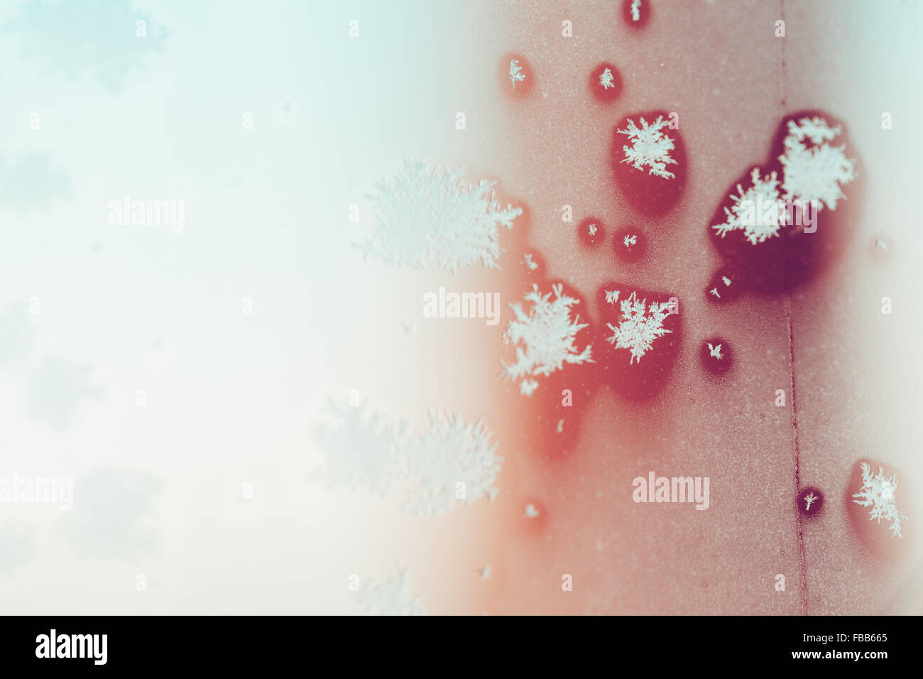 Abstract lo sfondo è blu e viola intenso colore rosso con i fiocchi di neve. Foto Stock