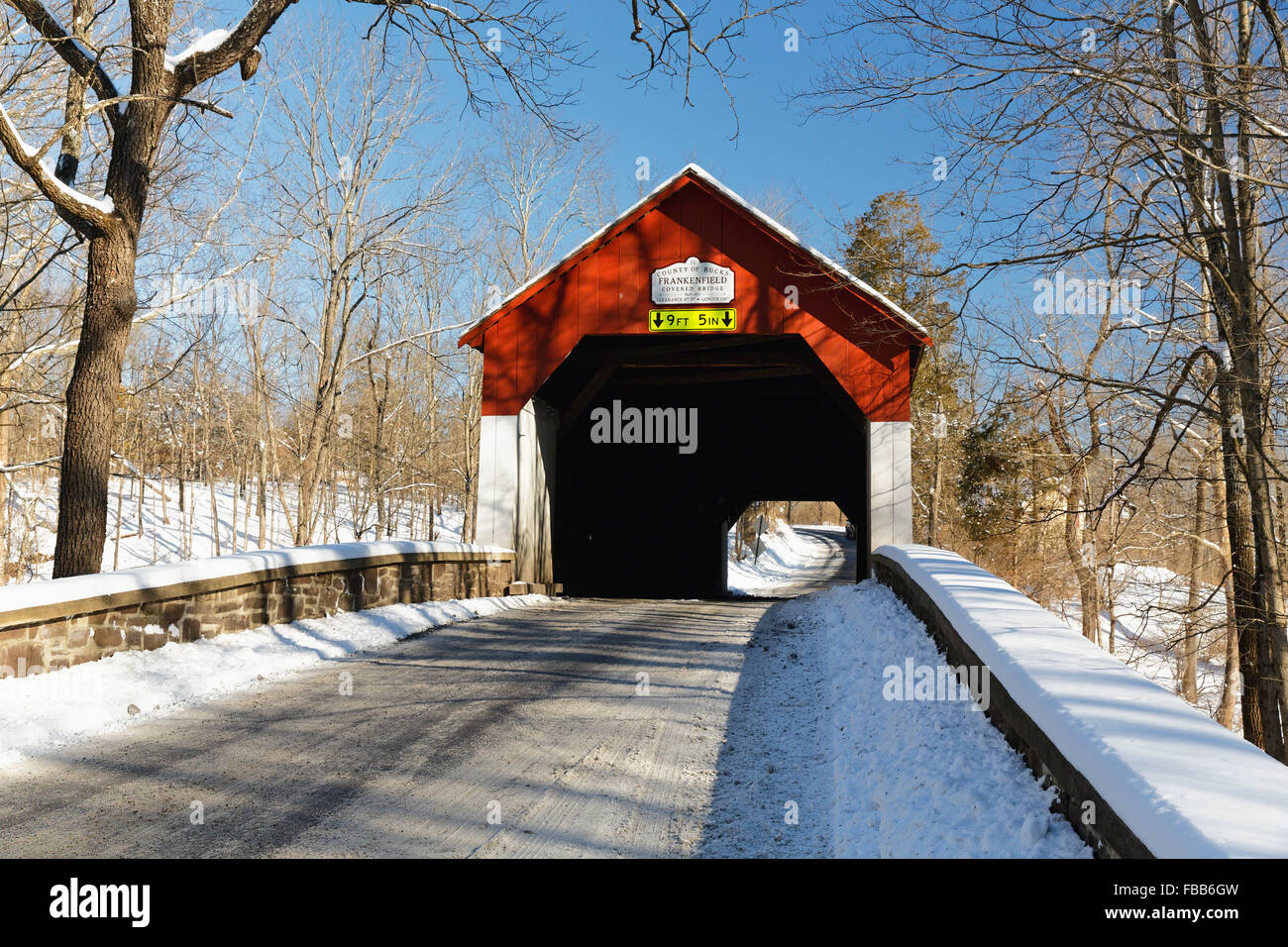 Rosso ponte coperto durante l'inverno, Frankenfield Bridge, CONTEA DI BUCKS, Pennsylvania Foto Stock