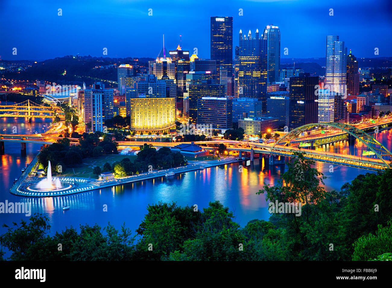 Angolo di alta vista notturna di Pittsburgh Downtown da Washington Mt, Pennsylvania Foto Stock