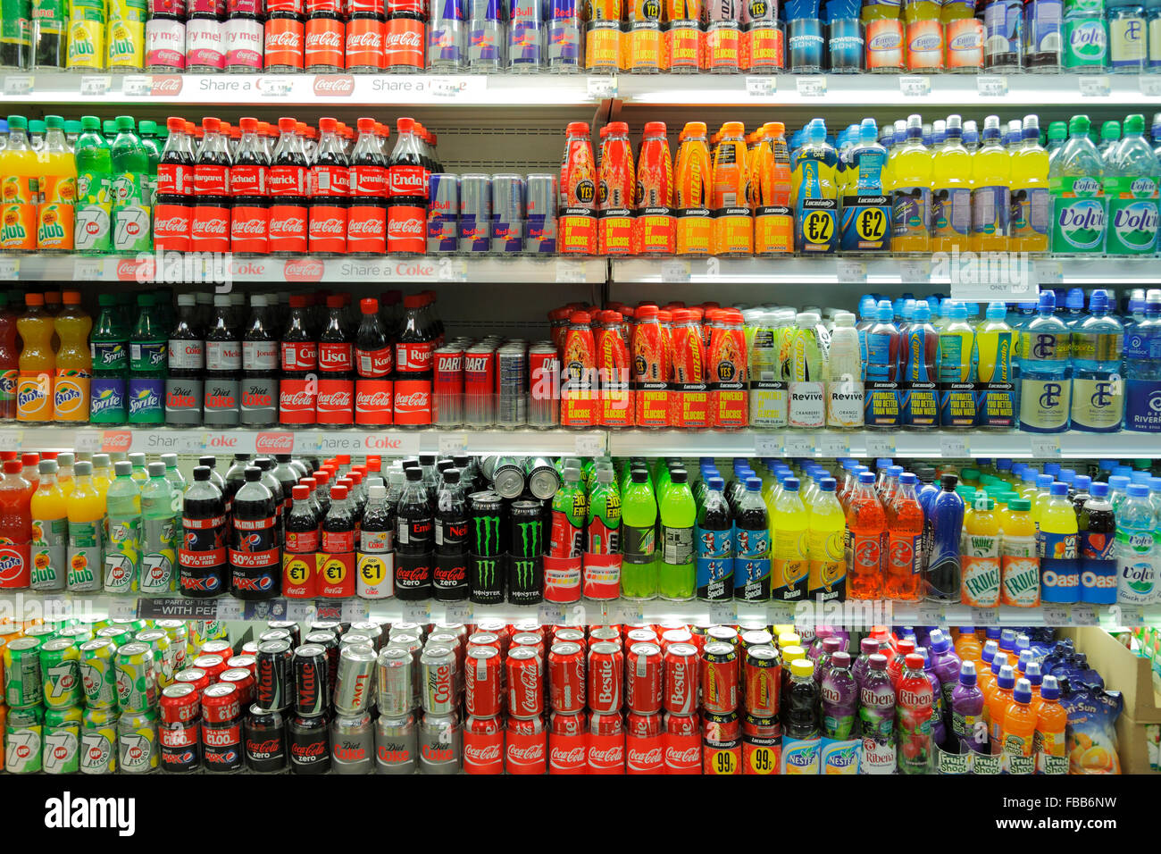 Ripiano di bevande in un supermercato Foto Stock