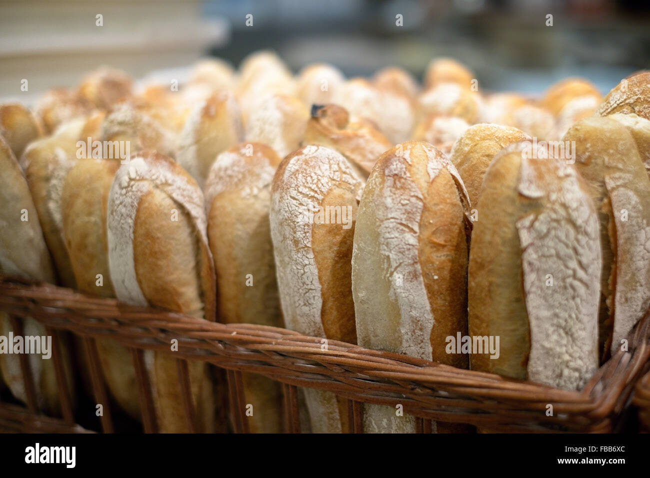 Vista ravvicinata di un cesto pieno di pane appena sfornato pane francese Foto Stock