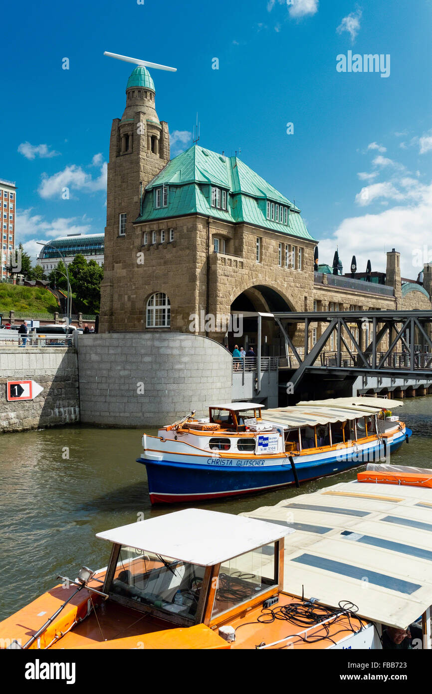 Basso angolo vista del porto di Amburgo a stadi di atterraggio, Amburgo, Germania Foto Stock