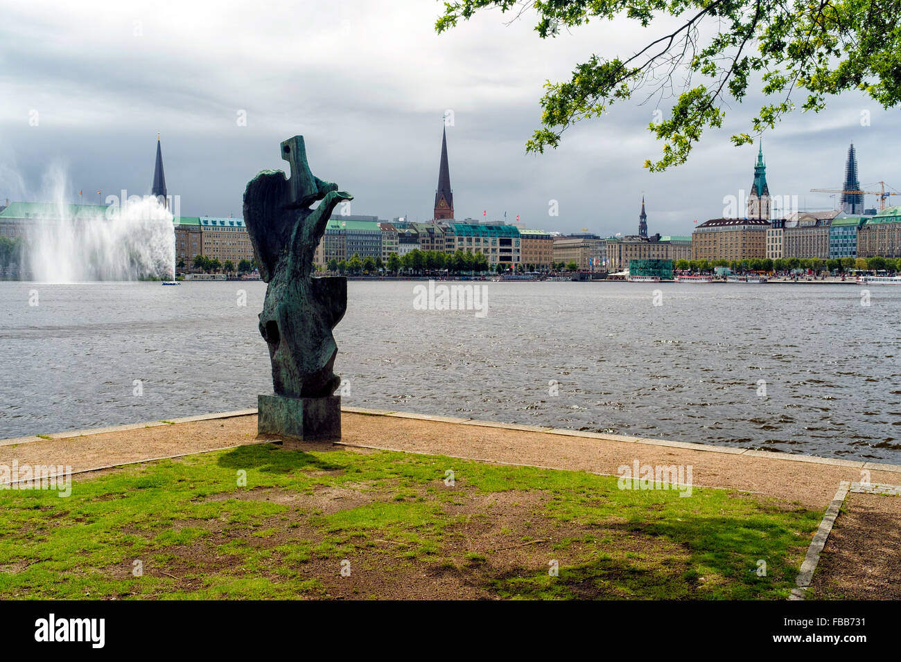 Vista dell'Alster esterno ed il lago con una fontana e la Hamburg City Center, Germania Foto Stock
