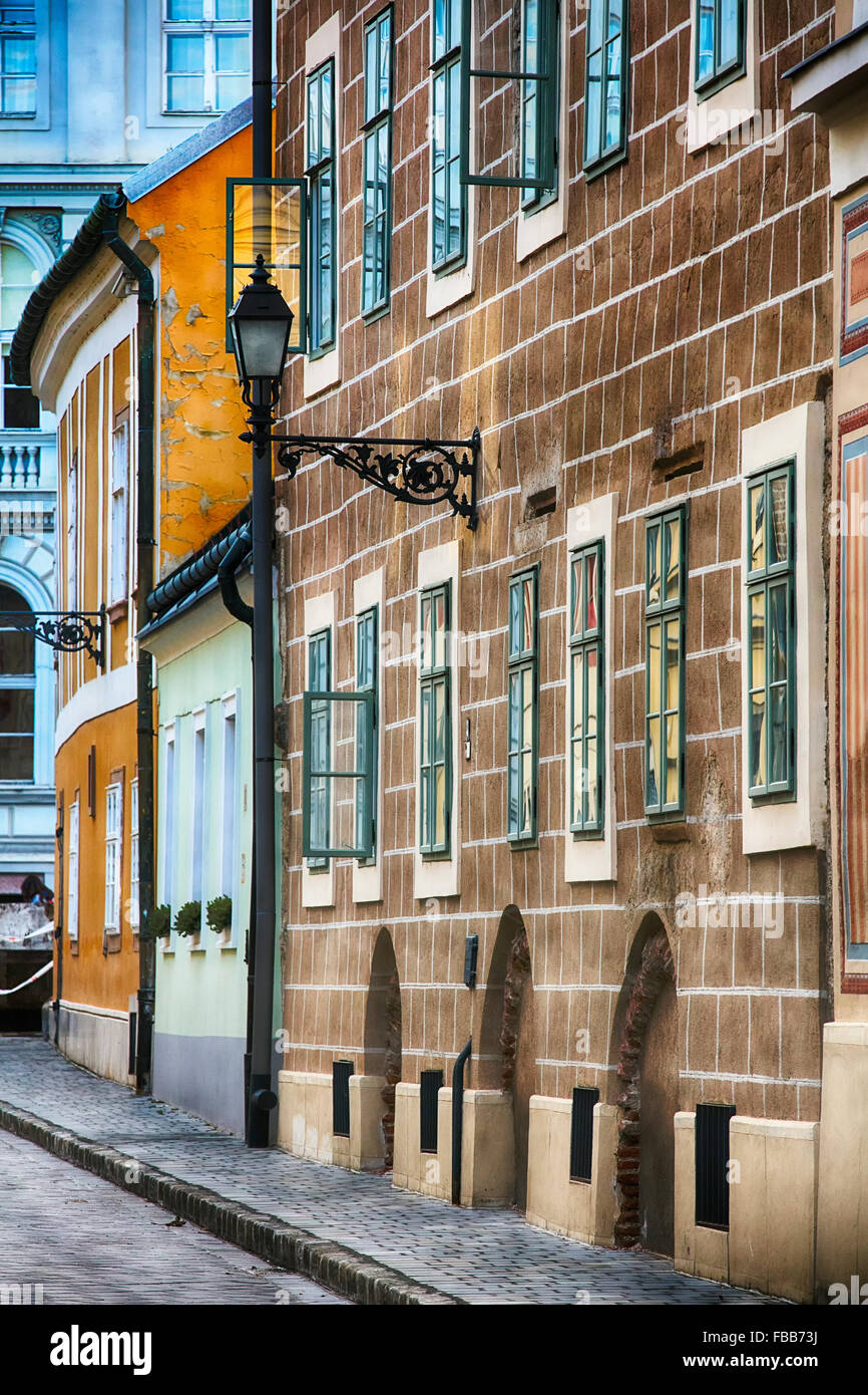 Casa storica esterni con fila di finestre Castle Hill, Budapest, Ungheria Foto Stock