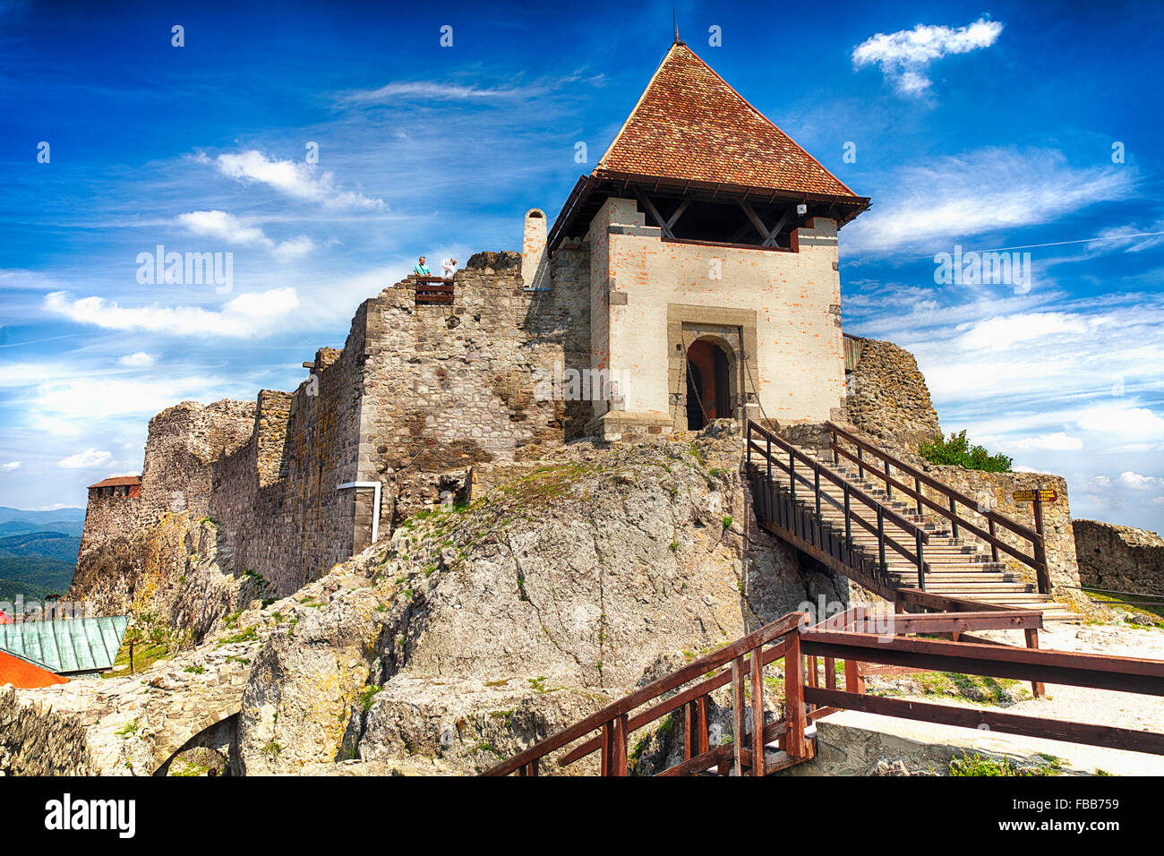 Basso Angolo di visione di una torre del castello con un ponte,castello superiore, Visegrad, Ungheria Foto Stock