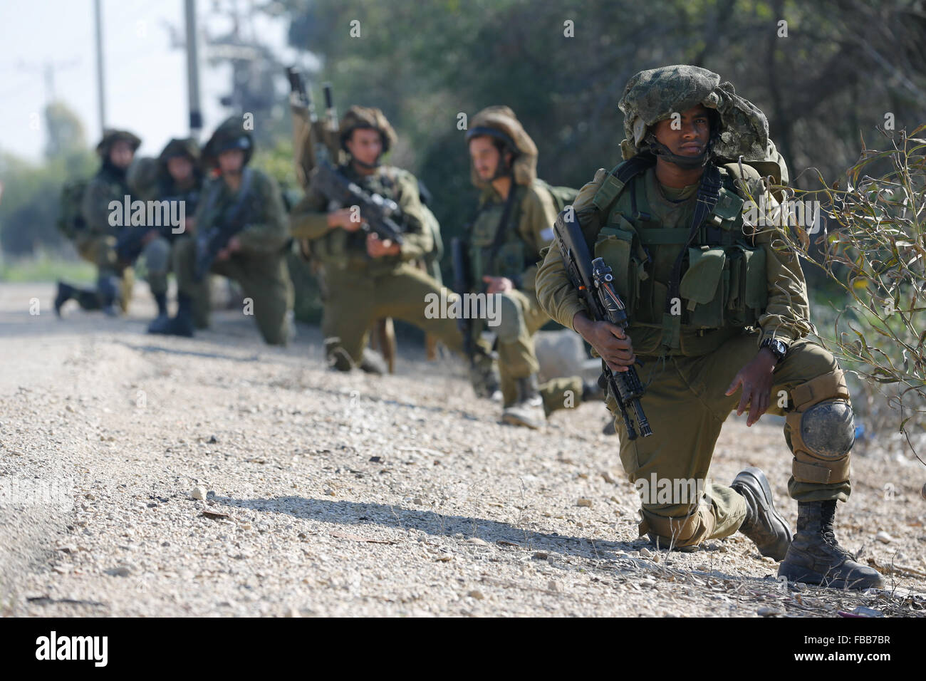 Gerusalemme. Xiii gen, 2016. Soldati israeliani assistere ad una attività militari nella regione meridionale di Israele, Gennaio 13, 2016. Un palestinese ucciso e altri tre feriti in un attacco aereo israeliano del nord della Striscia di Gaza il mercoledì mattina, palestinese del Ministero della Sanità ha detto. © JINI/Yehuda Peretz/Xinhua/Alamy Live News Foto Stock