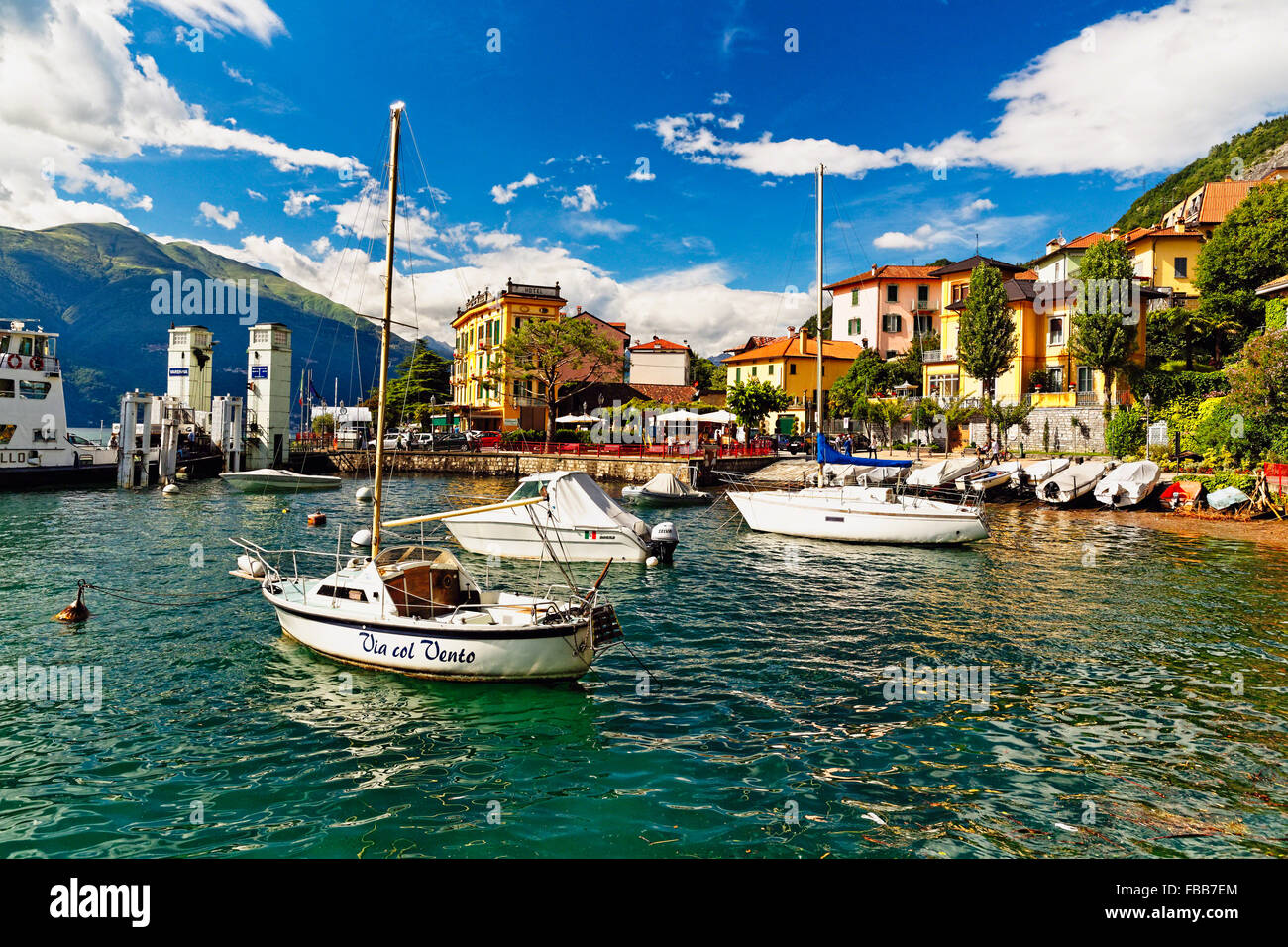 Basso angolo vista del porto di Varenna sul lago di Como, Lombardia, Italia  Foto stock - Alamy