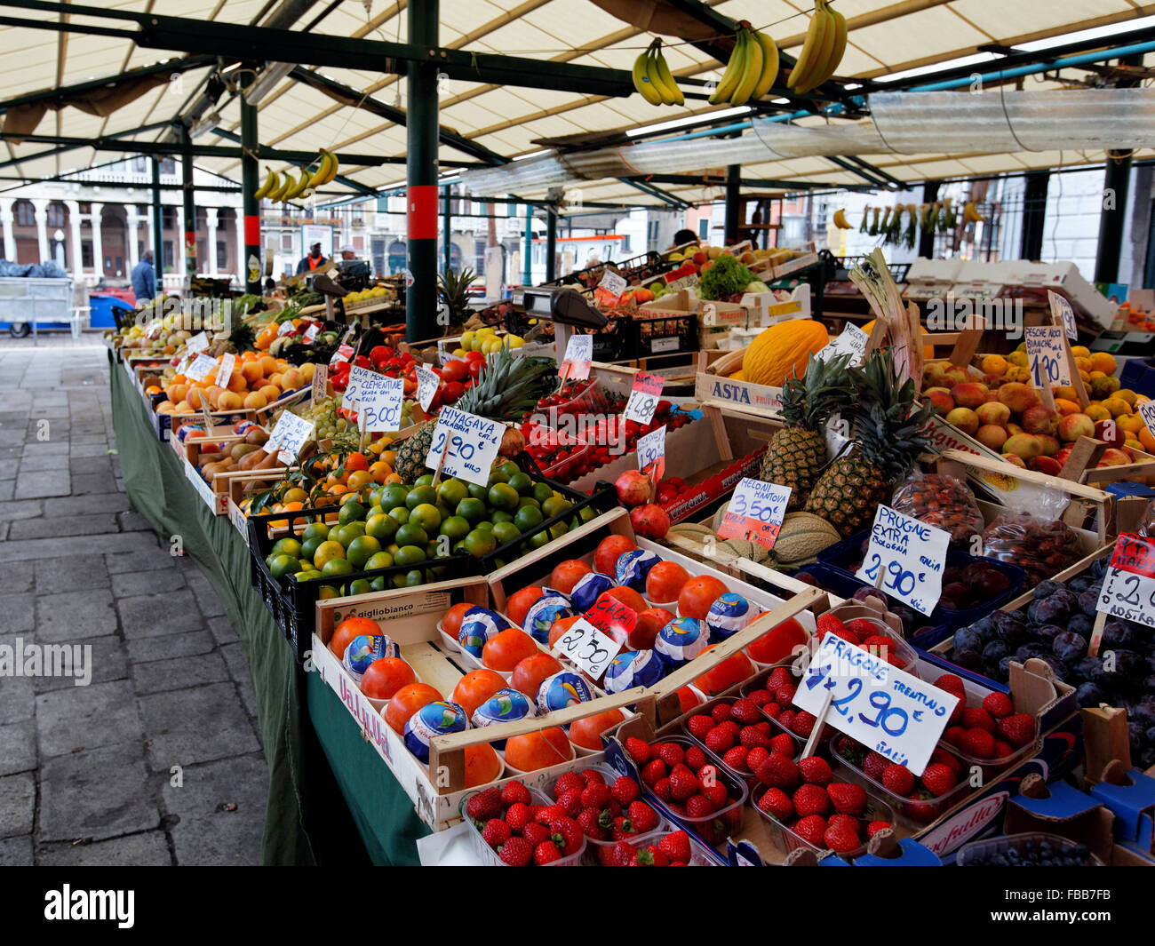 Mercato all'aperto sotto una tenda con frutta stand, Rialto, Venezia Veneto, Italia Foto Stock