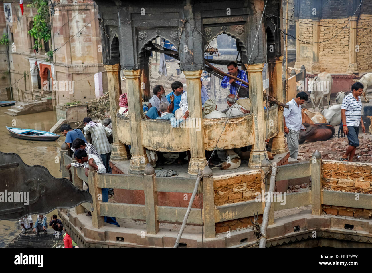 Le persone si radunano per vista fiume Gange scenario in una visualizzazione di spot in Varanasi in Uttar Pradesh provincia di India. Foto Stock