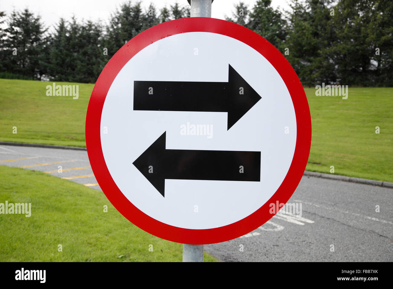 Limitare la direzione di guida a sinistra e a destra per evitare che gli automobilisti guida contro il traffico sulle autostrade Foto Stock