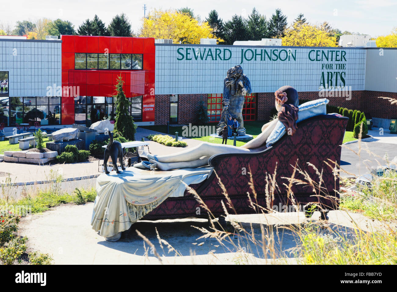 Angolo di Alta Vista del gigante esterna Sculp[tures davanti al Seward Johnson Centro per le arti, Hamilton, New Jersey Foto Stock