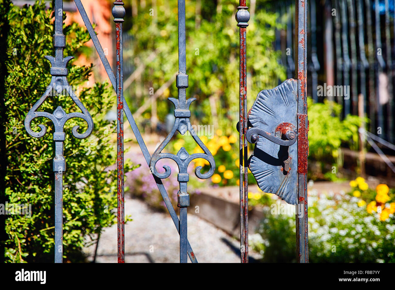 Vista ravvicinata di un vecchio arrugginito Ferro Battuto Garden Gate, Hamilton, New Jersey Foto Stock