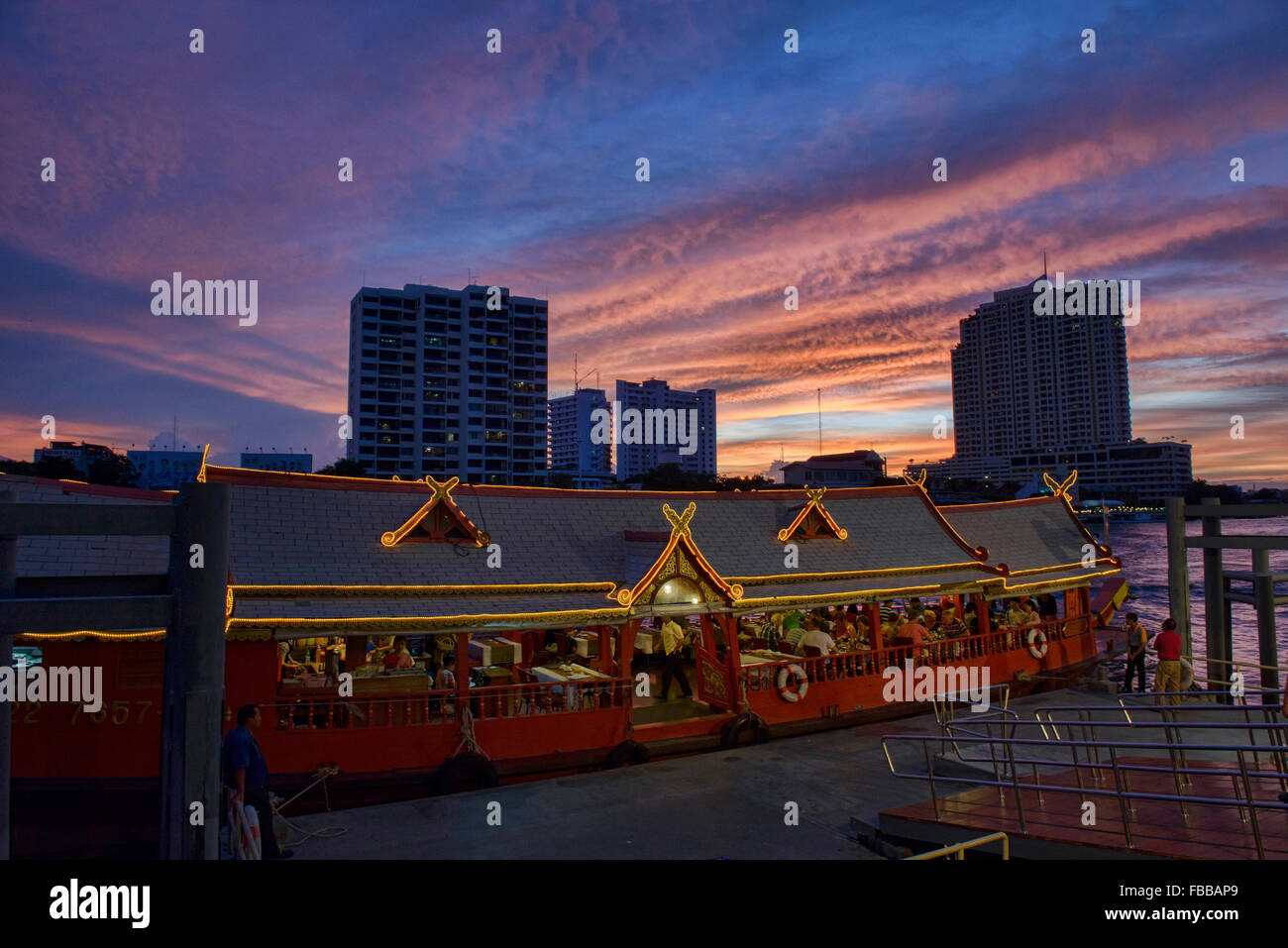 Battello da crociera al tramonto sul Fiume Chao Phraya a Bangkok, in Thailandia Foto Stock