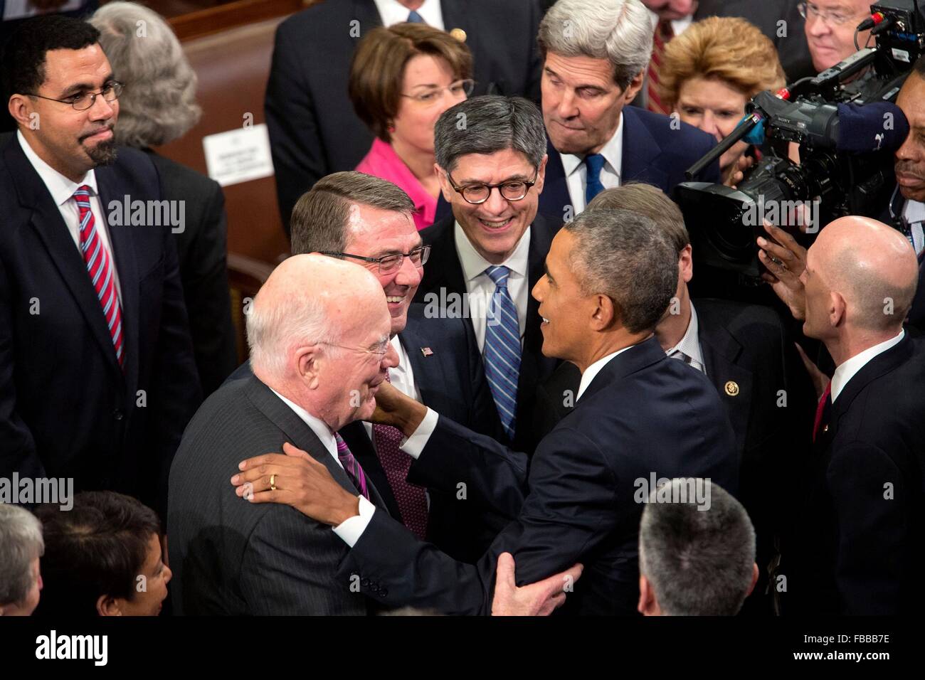 Washington DC, Stati Uniti d'America. Il 12 gennaio, 2016. Il Presidente degli Stati Uniti Barack Obama saluta il Sen. Patrick Leahy il Segretario della Difesa, Ashton Carter e il segretario al Tesoro Jack Lew seguendo il suo stato finale dell'Unione indirizzo a una sessione congiunta del Congresso sulla Capitol Hill Gennaio 12, 2016 a Washington, DC. Foto Stock