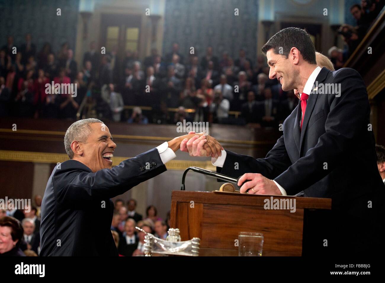 Washington DC, Stati Uniti d'America. Il 12 gennaio, 2016. Il Presidente degli Stati Uniti Barack Obama scuote le mani con altoparlante Casa Paolo Ryan prima del suo stato finale dell'Unione indirizzo a una sessione congiunta del Congresso sulla Capitol Hill Gennaio 12, 2016 a Washington, DC. Foto Stock