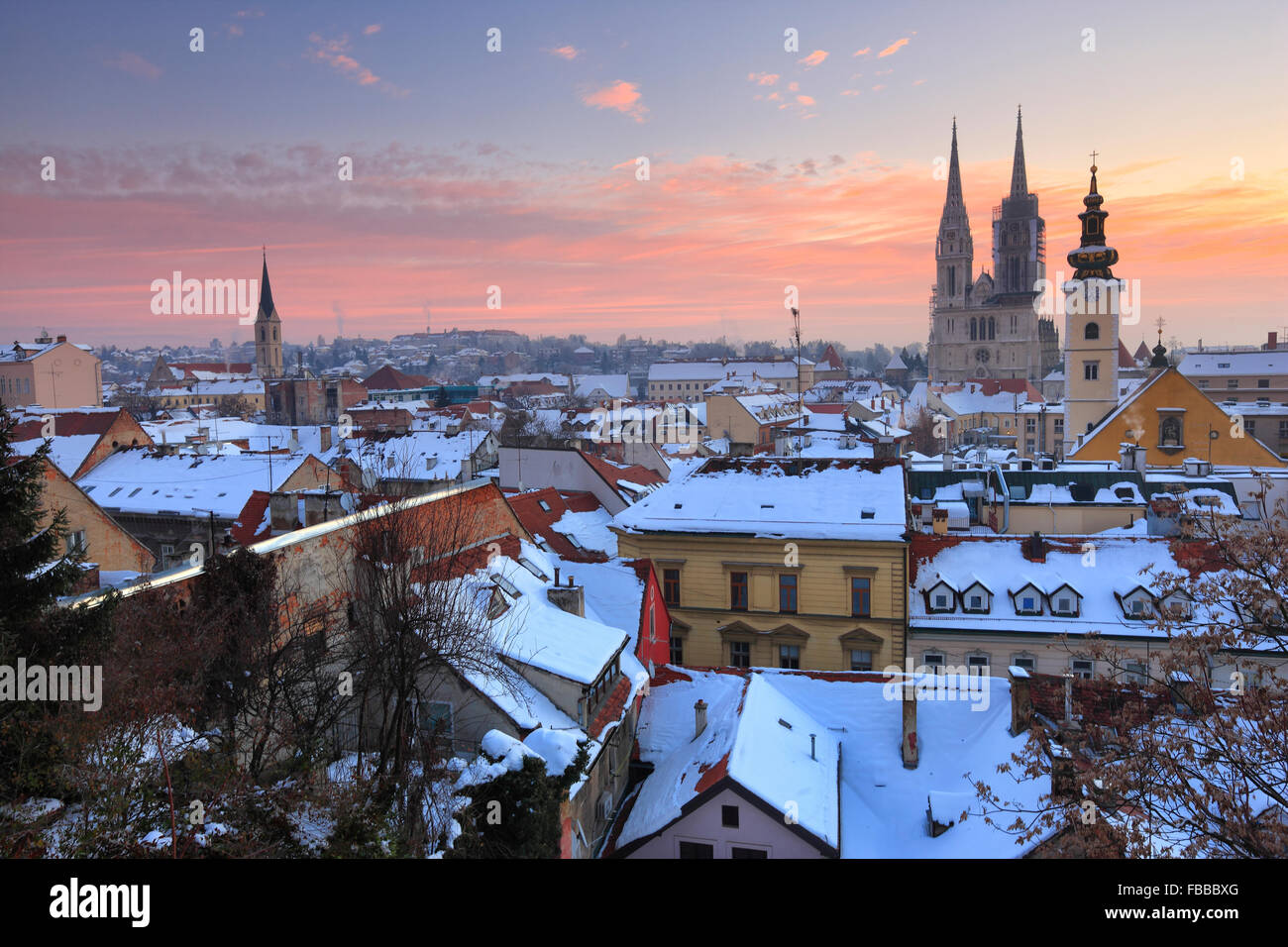 Panorama di Zagabria in inverno. Cattedrale sul retro dell'immagine. Foto Stock