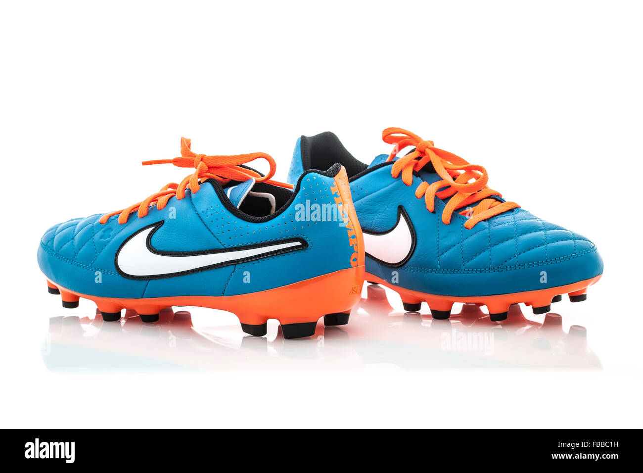 Un paio di scarpe Nike Football su sfondo bianco Foto Stock