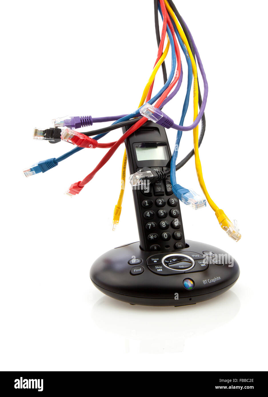 Wireless nero telefono con CAT 5 cavi e base isolata su sfondo bianco Foto Stock