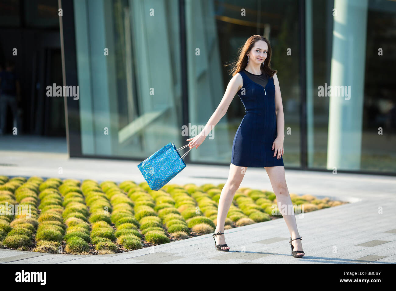 Attraente shopping alla moda ragazza sulla strada. Foto Stock