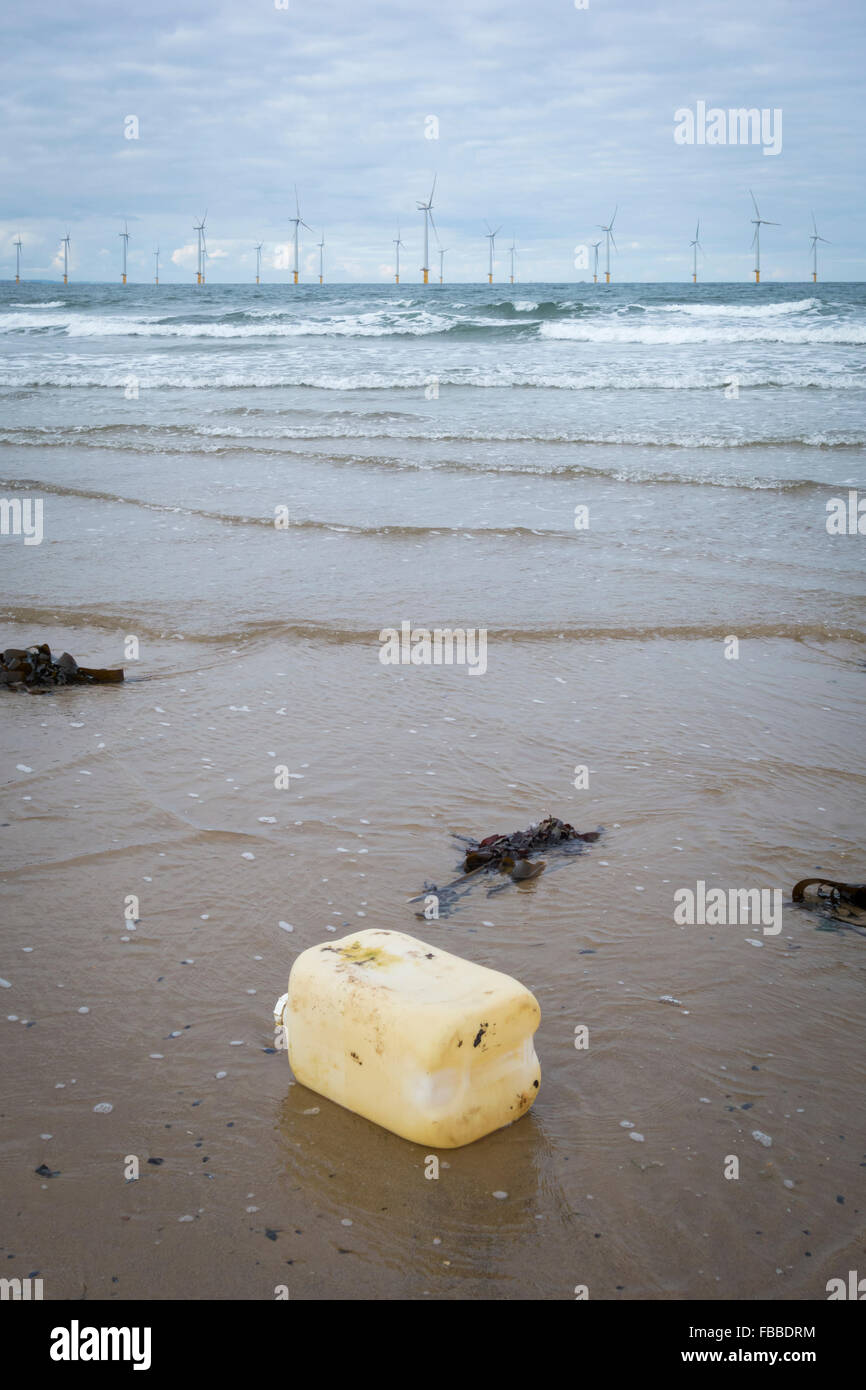 Grande contenitore di plastica lavati fino a Redcar spiaggia sulla costa nord est dell'Inghilterra. Regno Unito Foto Stock