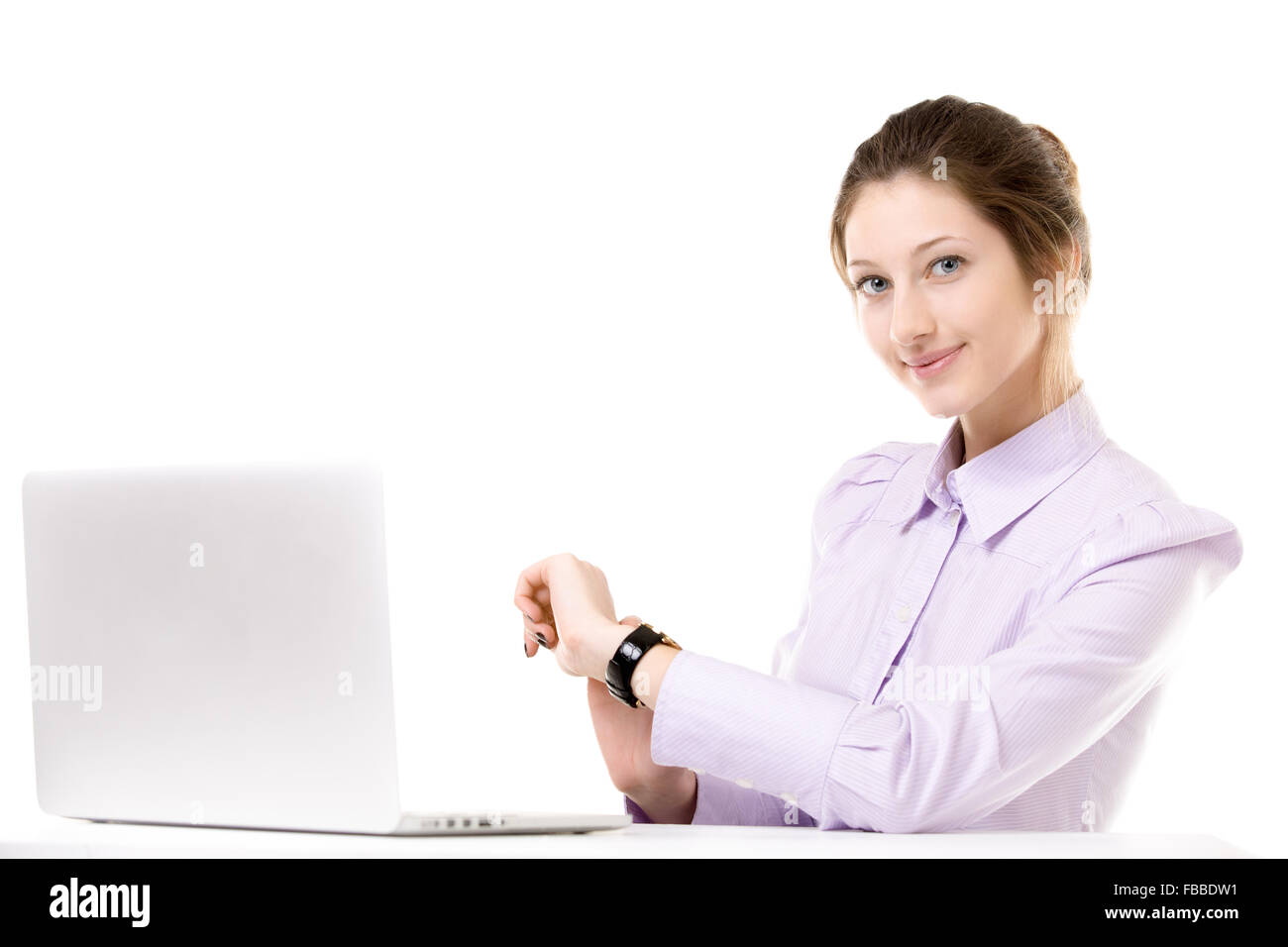 Giovane donna nella parte anteriore del computer portatile il controllo del tempo con un sorriso, ottenendo in pausa dal lavoro Foto Stock
