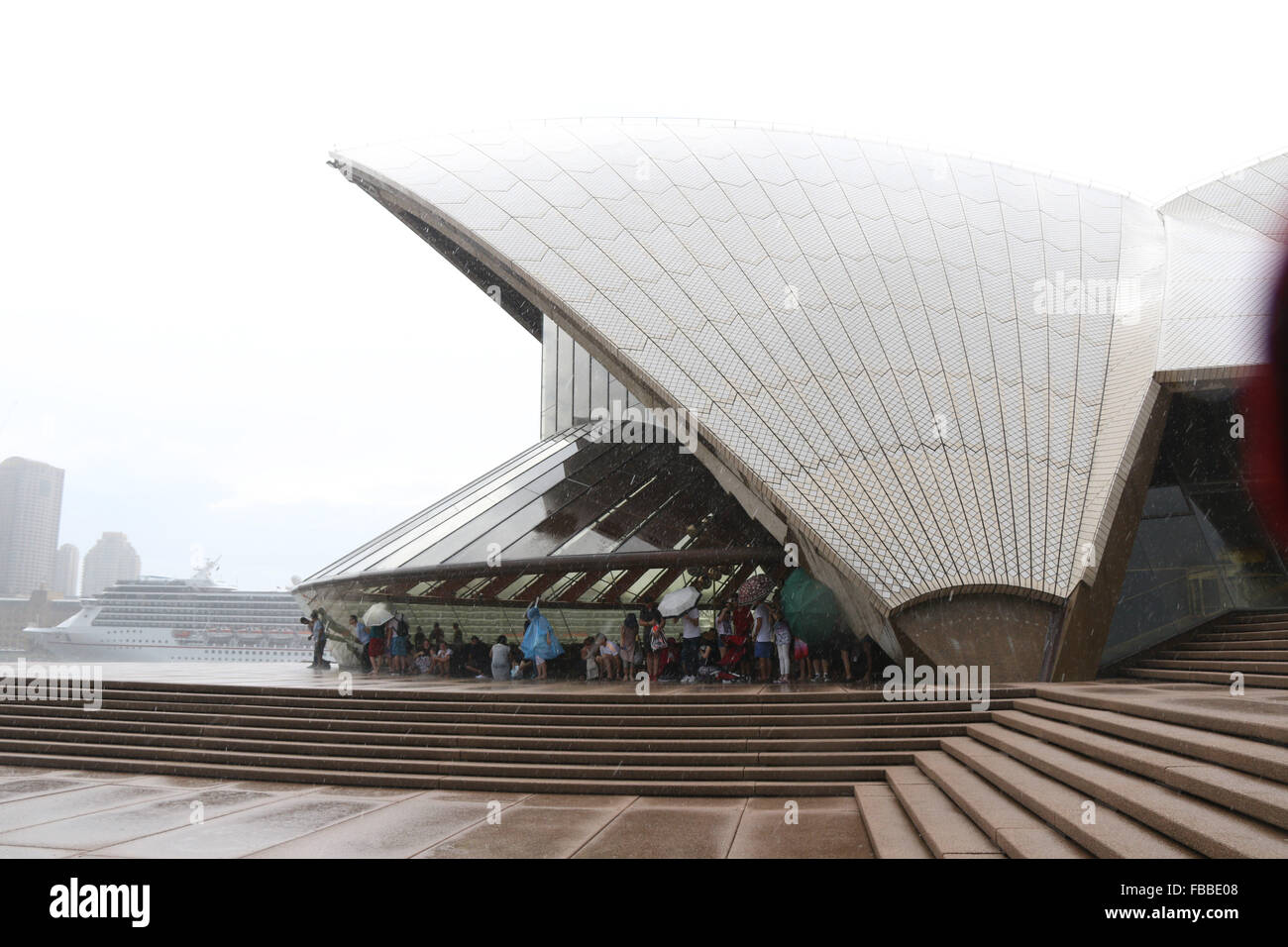 Sydney, Australia. Il 14 gennaio 2016. Un improvviso acquazzone ha colpito Sydney a circa 4:50pm. La gente si precipitò per coprire. Nella foto: persone riparo dalla pioggia sotto le vele della Sydney Opera House. Credito: Richard Milnes/Alamy Live News Foto Stock