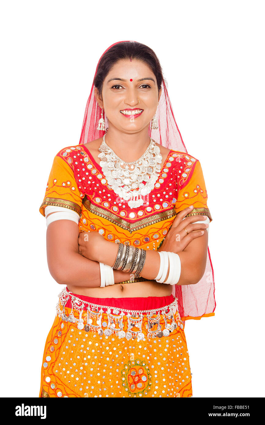1 rurale indiano Gujrati donna con le braccia incrociate in posa Foto Stock