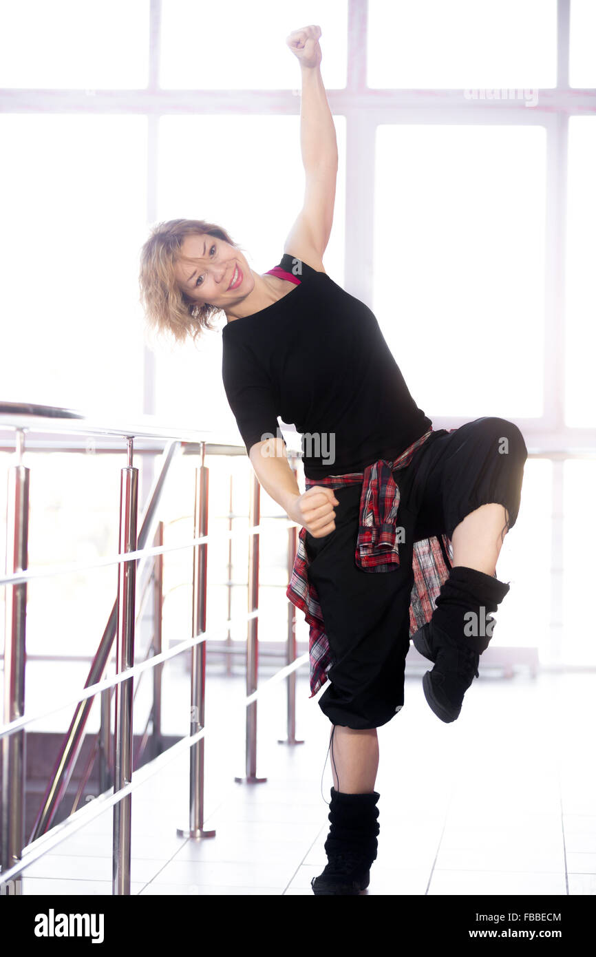 Allegro ballerino di danza moderna femmina di danza hip-hop, facendo esercizi di aerobica in fitness club Foto Stock