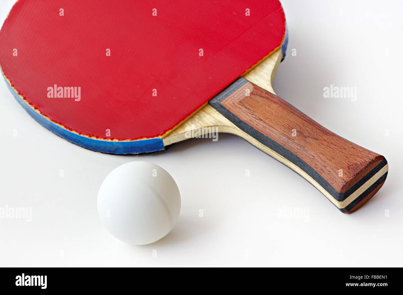 Ping-pong racket e la sfera, isolato su bianco Foto Stock