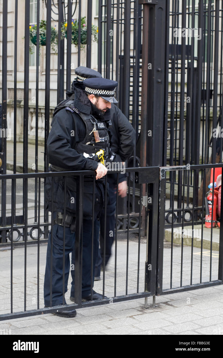 Poliziotti armati chiudendo le porte a 10 Downing street Foto Stock