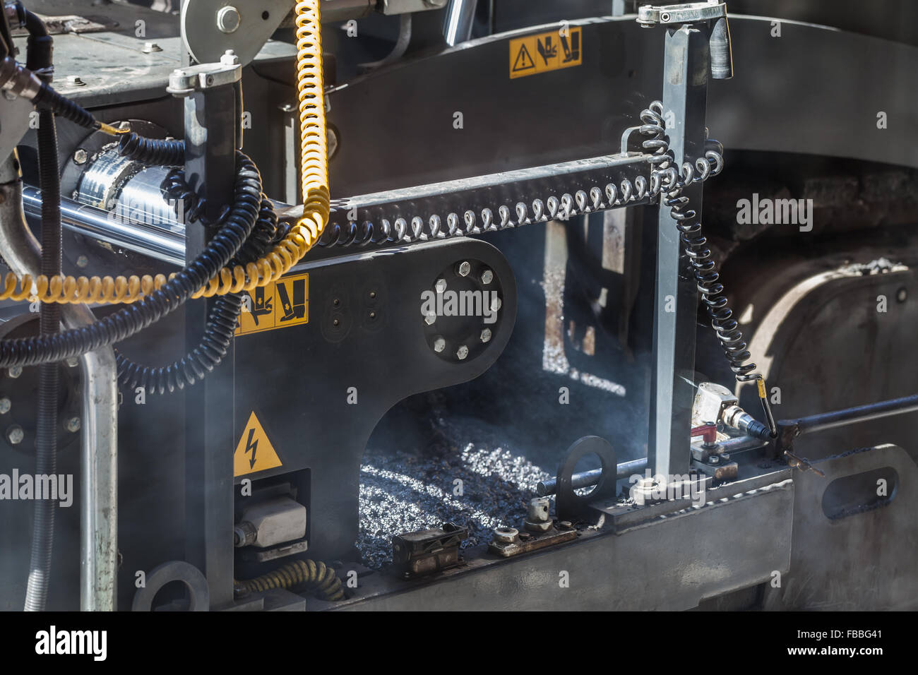 Strada urbana è in costruzione. Frammento di lavoro macchina lastricatore Foto Stock