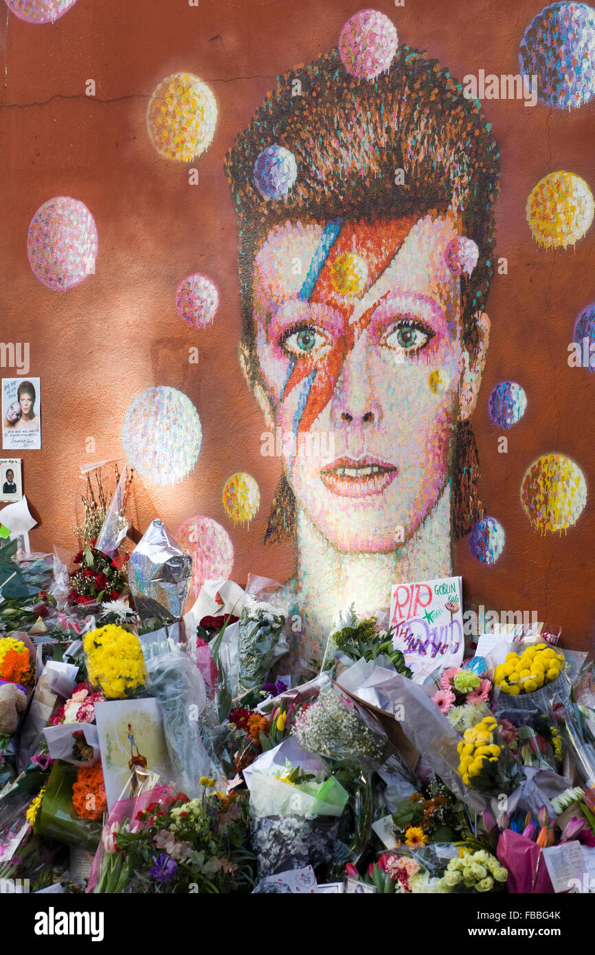 Omaggi e messaggi da ventole,murale del compianto David Bowie in Brixton Foto Stock