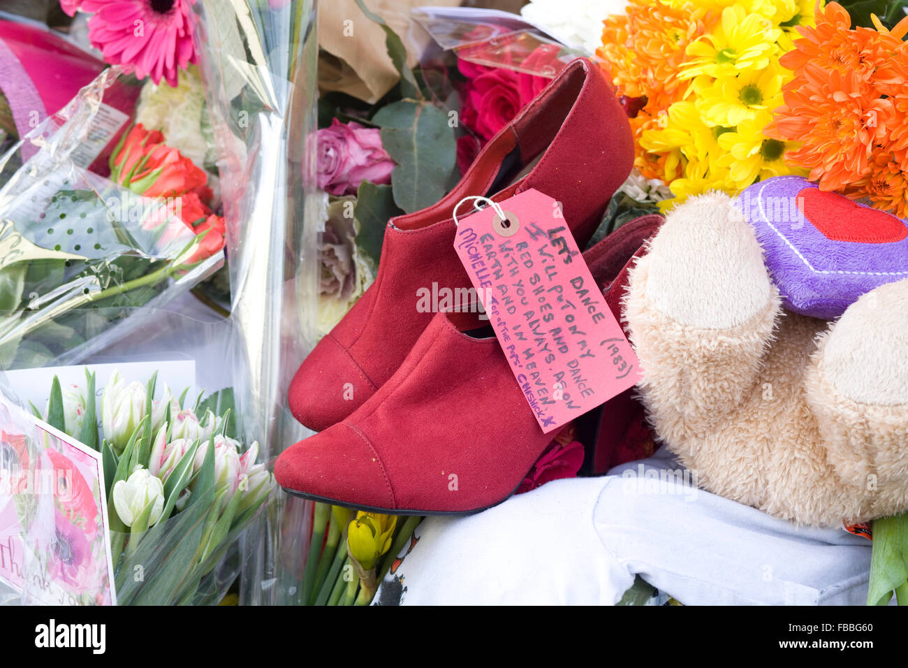 Omaggi e messaggi da ventilatori, murale del compianto David Bowie in Brixton Foto Stock