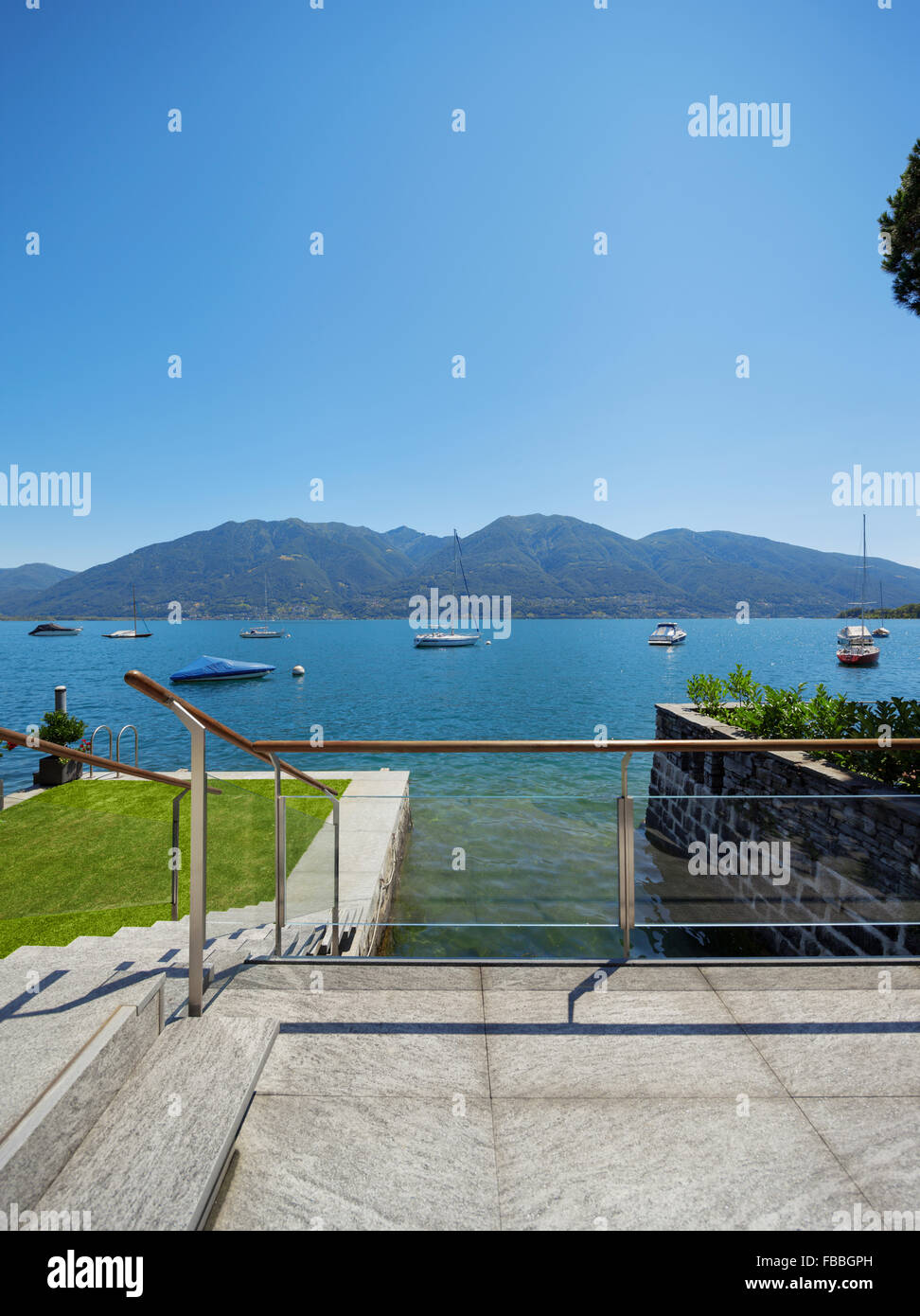 Vista del lago dal balcone della villa moderna Foto Stock