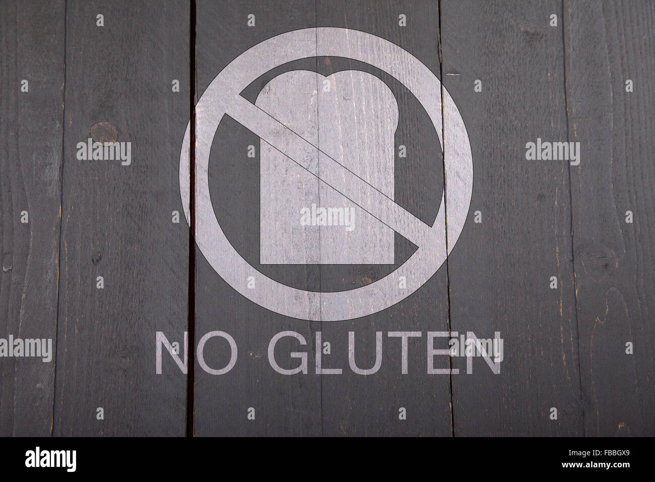 Senza glutine segno del pane nero su sfondo di legno Foto Stock