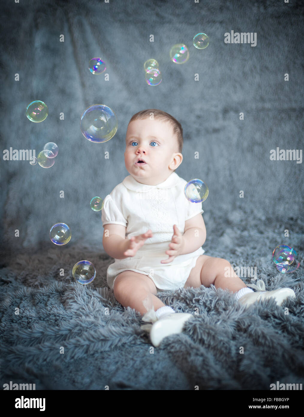 Ragazzo con bolle di sapone Foto Stock