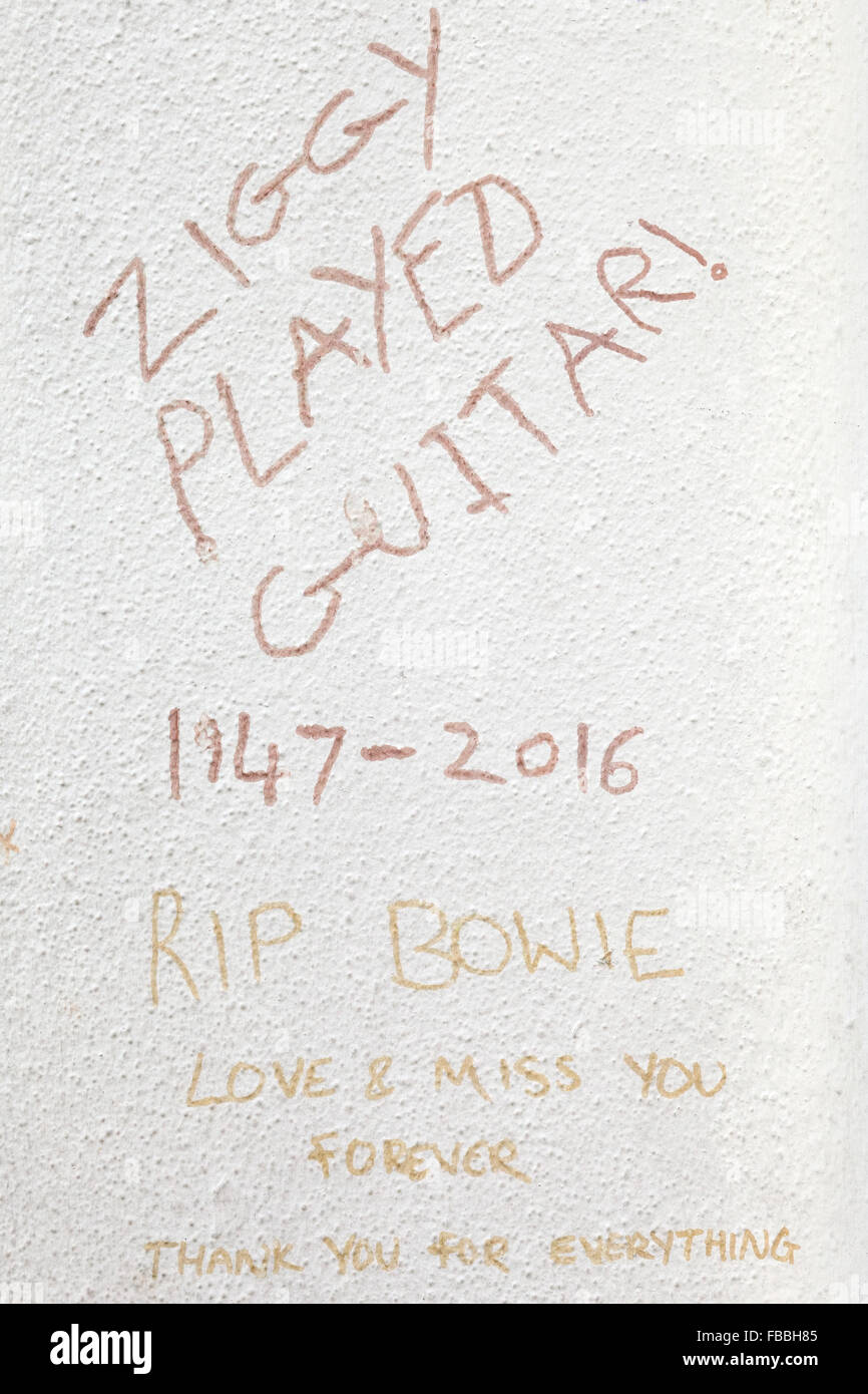 Omaggi e messaggi da ventole,murale del compianto David Bowie in Brixton Foto Stock