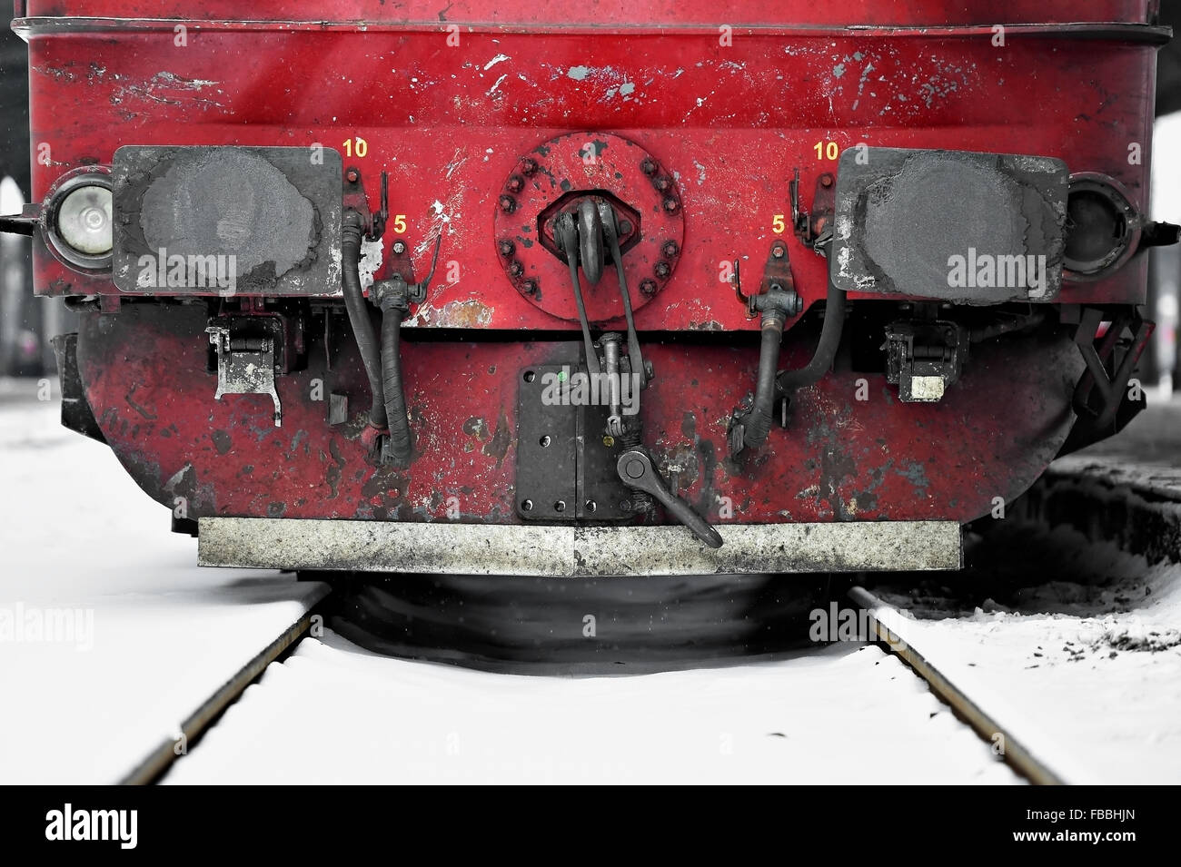 Dettaglio shot con treno carro tamponi e links di collegamento in inverno Foto Stock