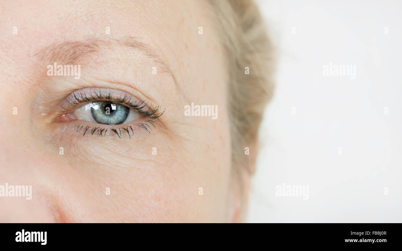 L'occhio di una donna anziana con rughe Foto Stock