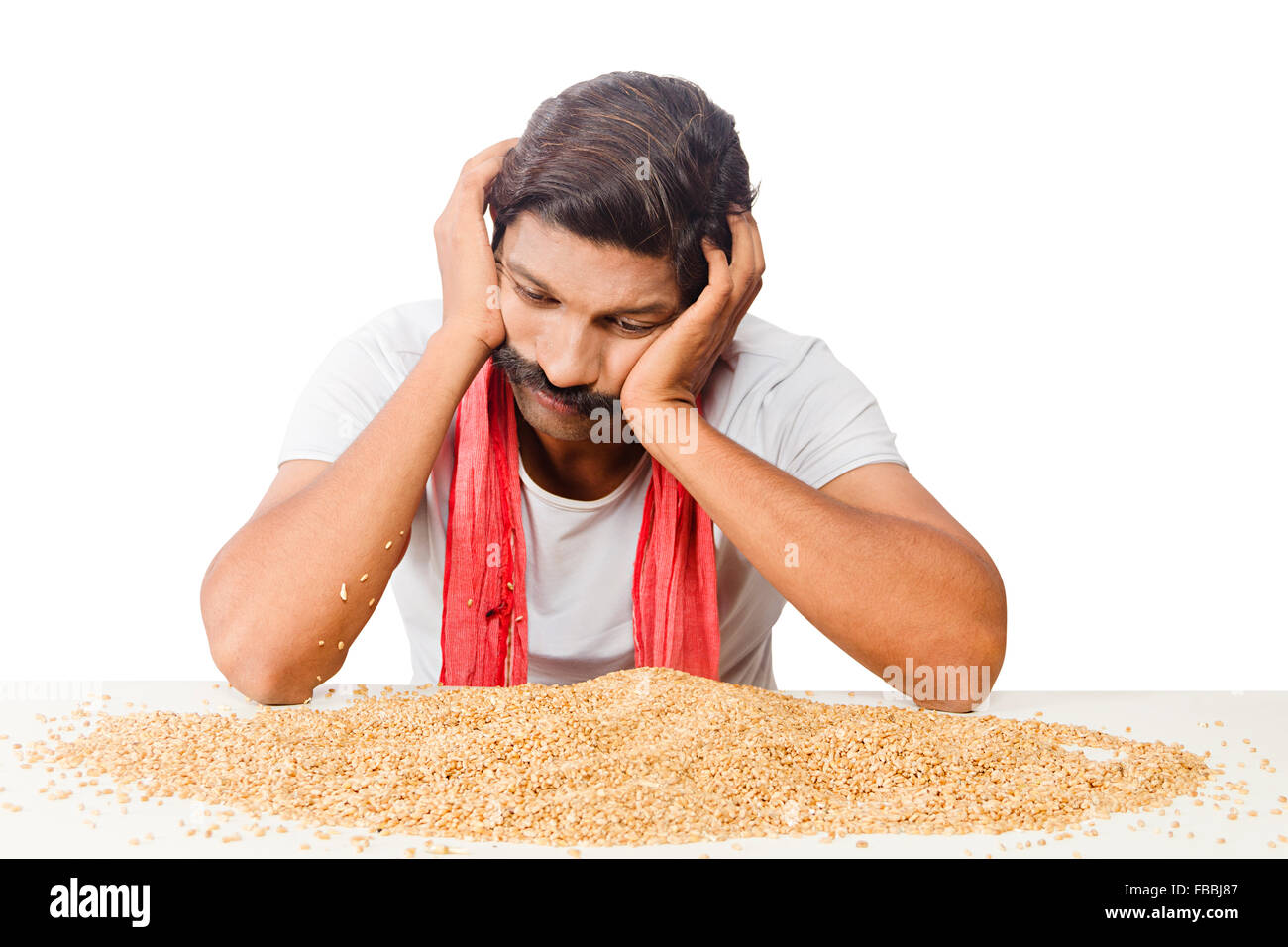 1 rurale indiano agricoltore uomo seduto chicco di grano problema di qualità Foto Stock