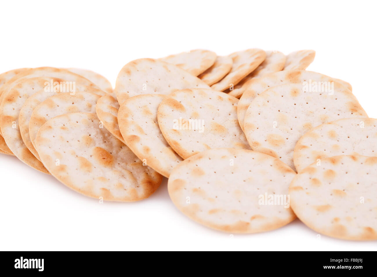 Pila di cracker isolati su sfondo bianco. Foto Stock