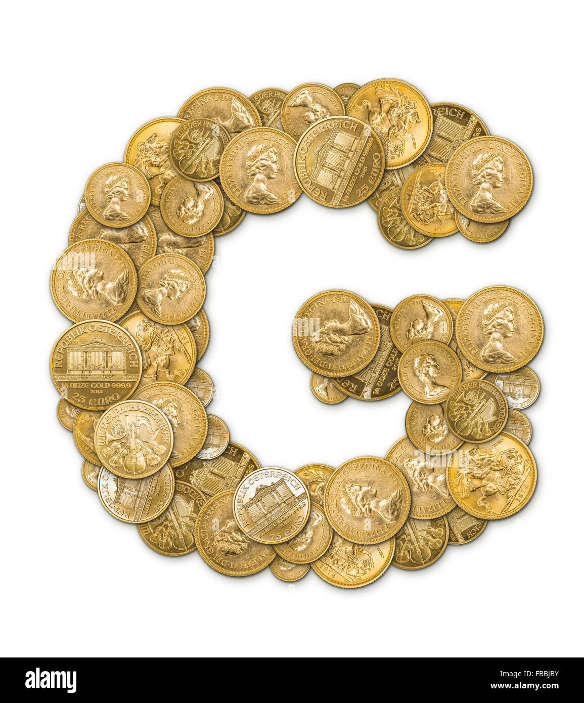 Lettera G costituito da monete d oro denaro isolato su sfondo bianco Foto Stock