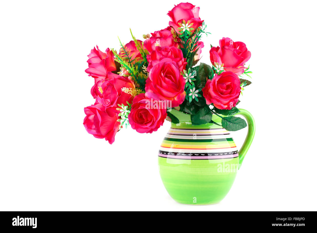 Red rose di stoffa in vaso isolato su sfondo bianco. Foto Stock